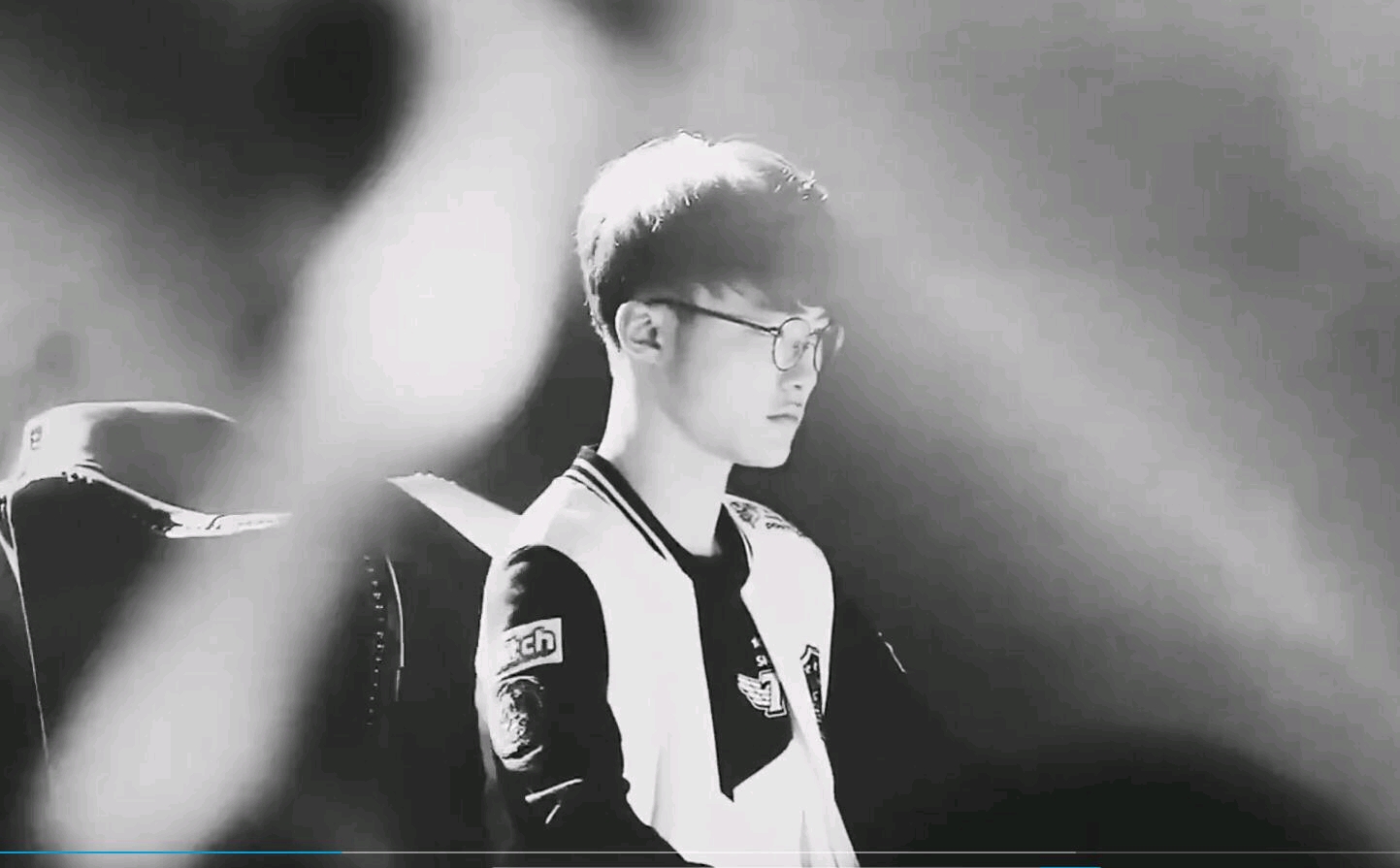 近日G2战队中单选手Caps接受了外媒的采访，在被问及想要在MSI上交手的队伍时，Caps表示：“我很期待与T1的比赛